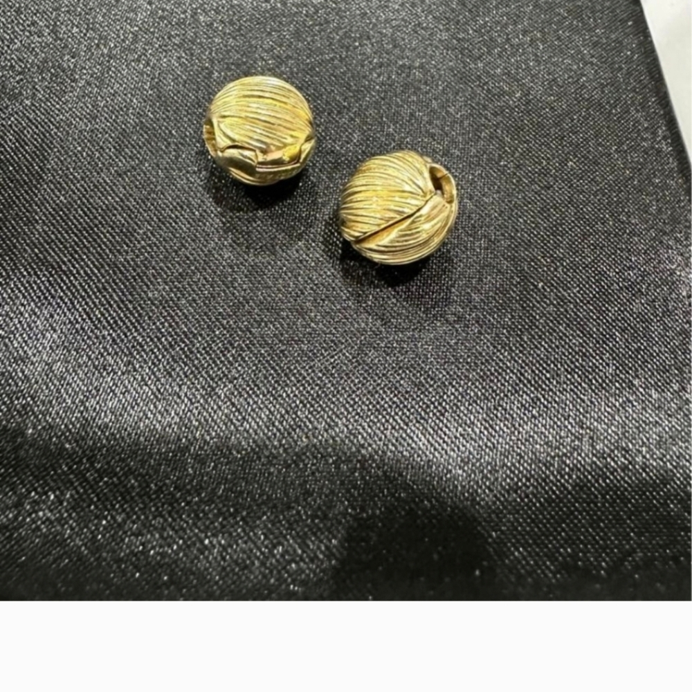 One pandora gold plated clip